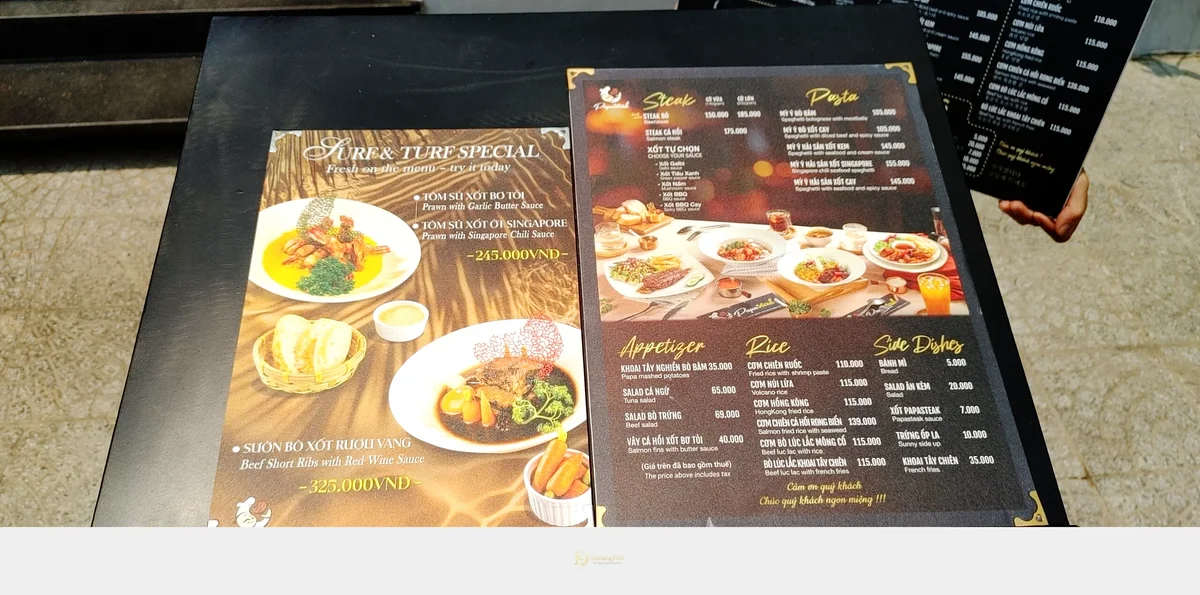 세금 포함 표기가 적힌 다낭 PapaSteak 메뉴판
