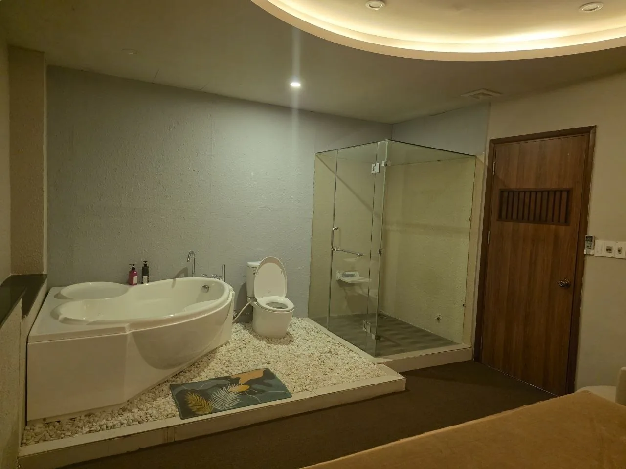 수사우나 다낭점 룸 내부 샤워부스와 욕조 Su Sauna Da Nang in-room shower